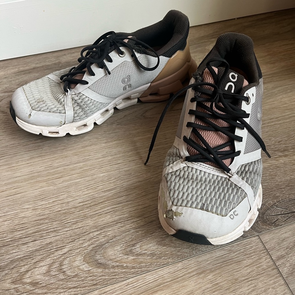 On Running Cloudflyer Glacier/Rose Brown Athletic
Shoes